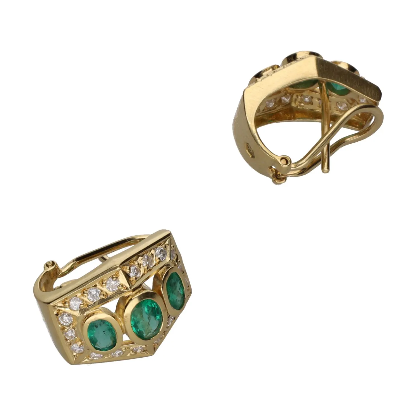 PENDIENTES Pendientes en oro amarillo, esmeraldas y brillantes.