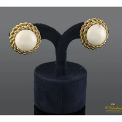 PENDIENTES Pendientes en oro amarillo y coral diseñados por luis gil.
