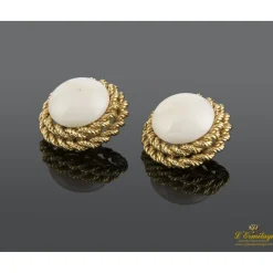 PENDIENTES Pendientes en oro amarillo y coral diseñados por luis gil.