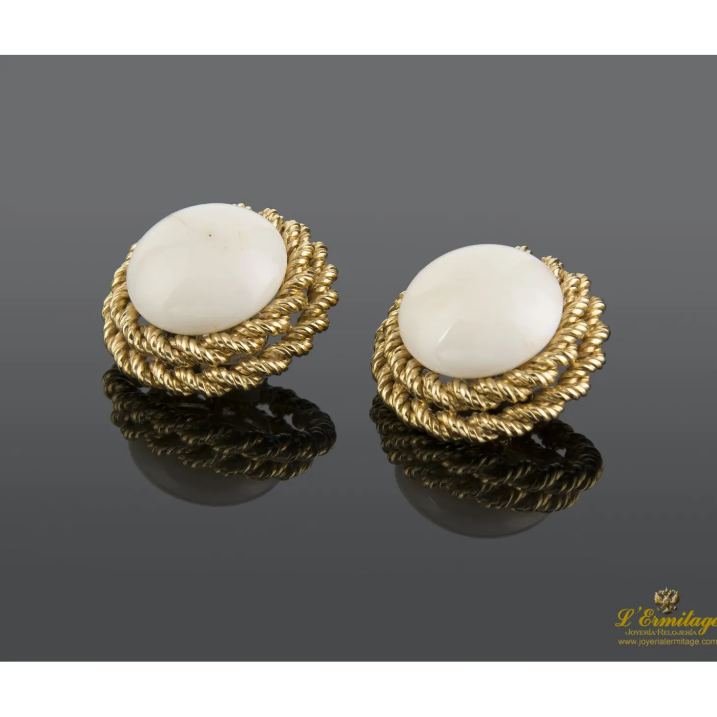 PENDIENTES Pendientes en oro amarillo y coral diseñados por luis gil.