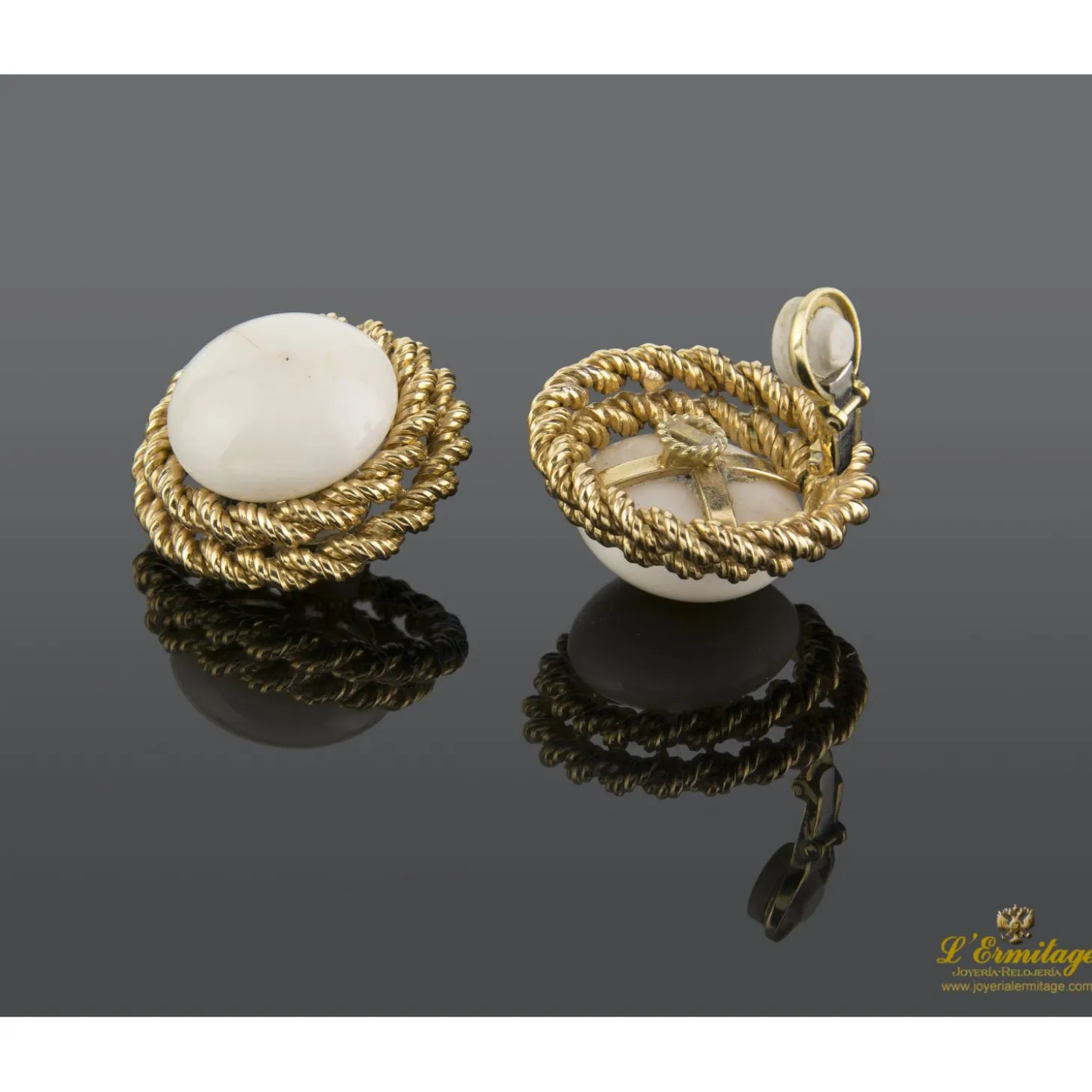 PENDIENTES Pendientes en oro amarillo y coral diseñados por luis gil.