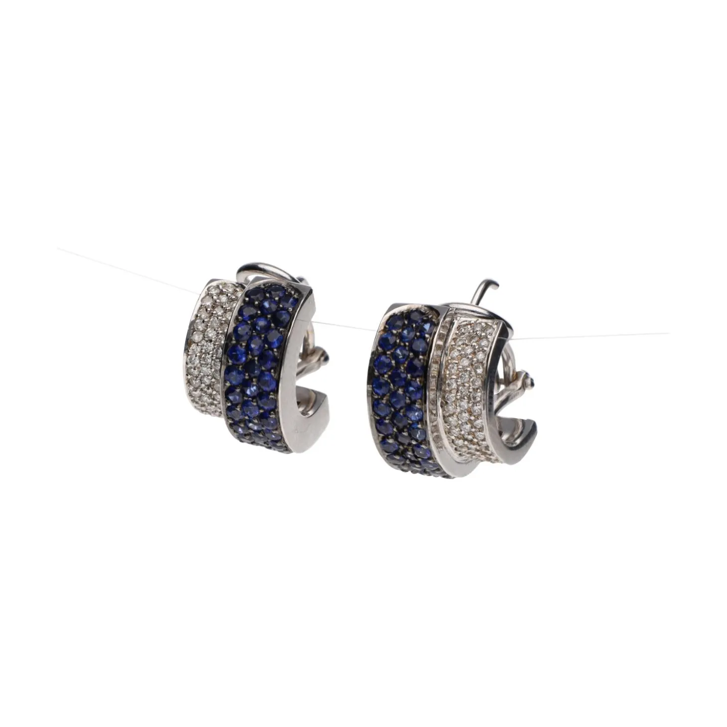 PENDIENTES Pendientes en oro blanco con zafiros y brillantes.