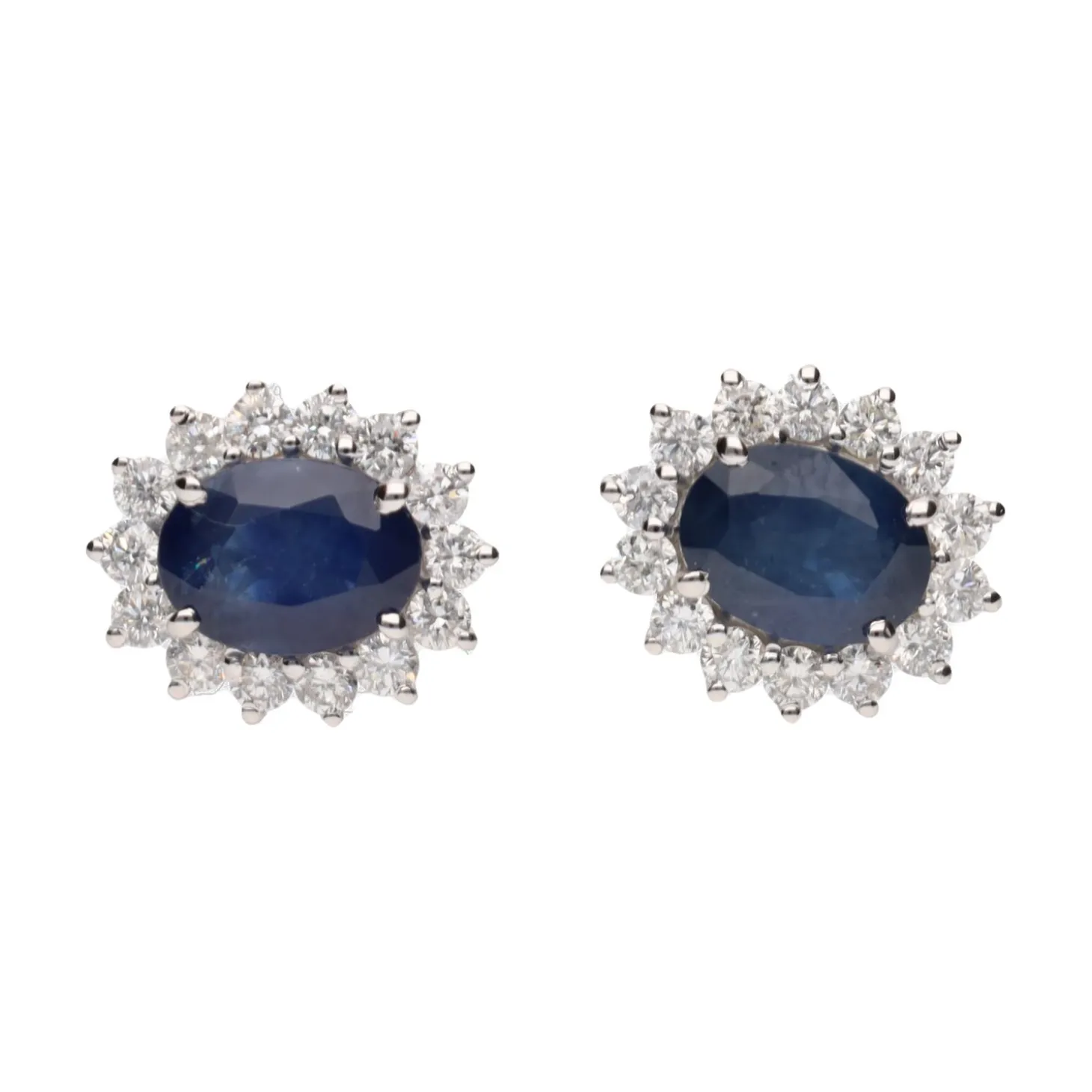 PENDIENTES Pendientes en oro blanco con zafiros y orla de brillantes.