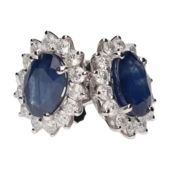 PENDIENTES Pendientes en oro blanco con zafiros y orla de brillantes.