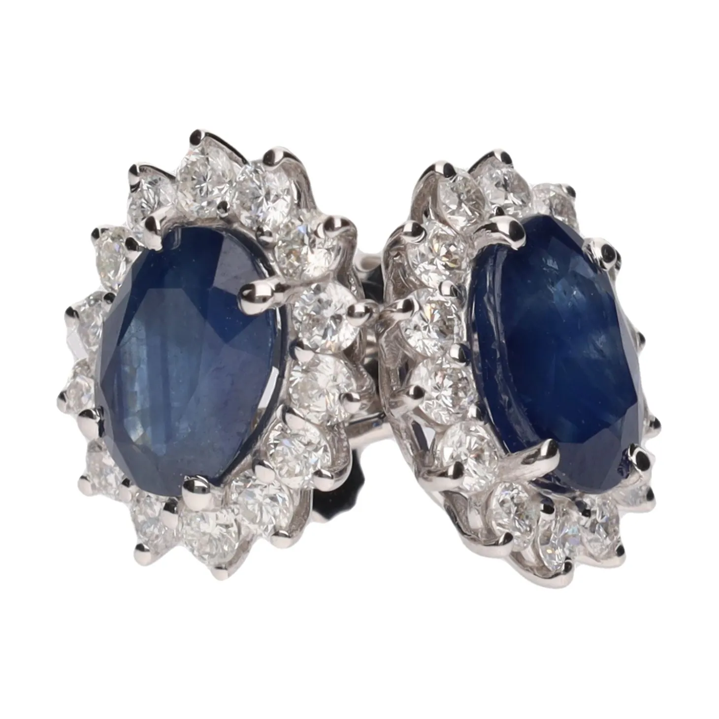 PENDIENTES Pendientes en oro blanco con zafiros y orla de brillantes.