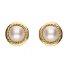 PENDIENTES Pendientes en oro amarillo y perla.