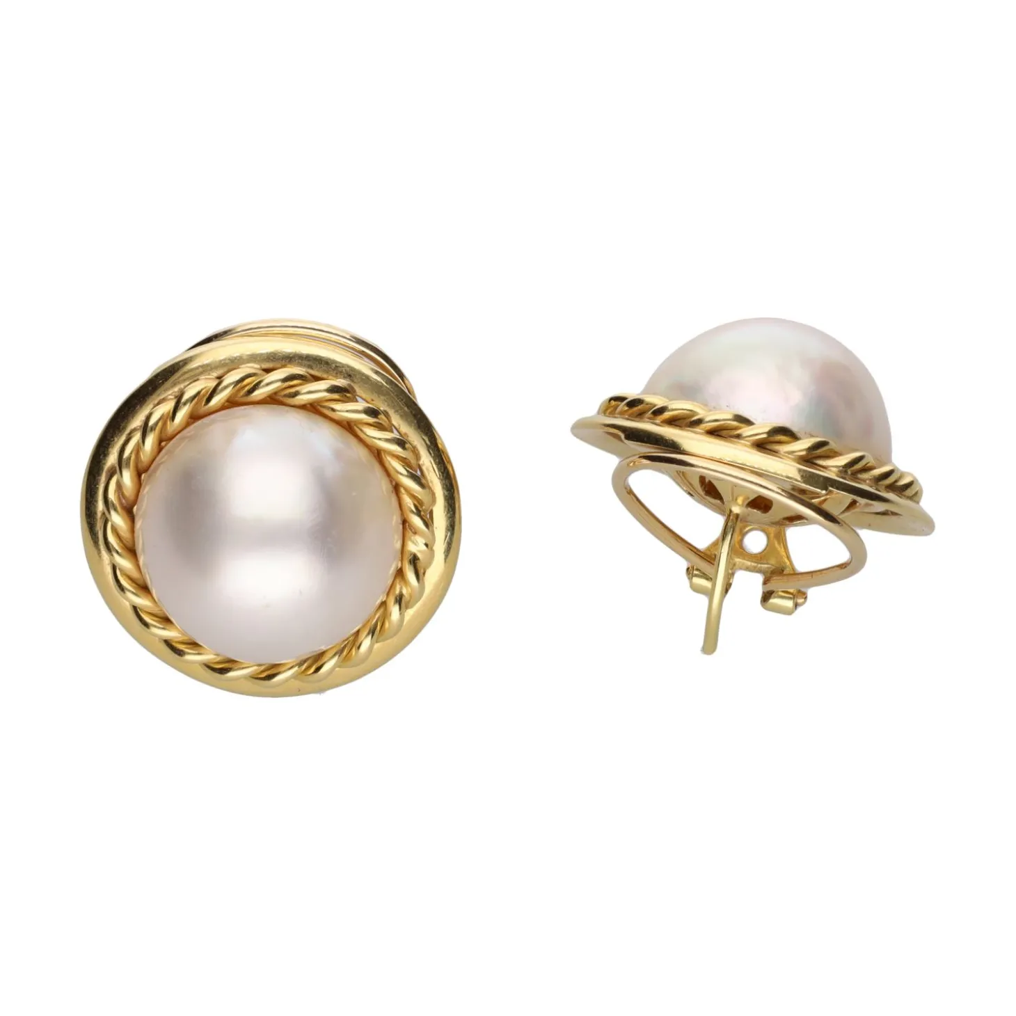PENDIENTES Pendientes en oro amarillo y perla.