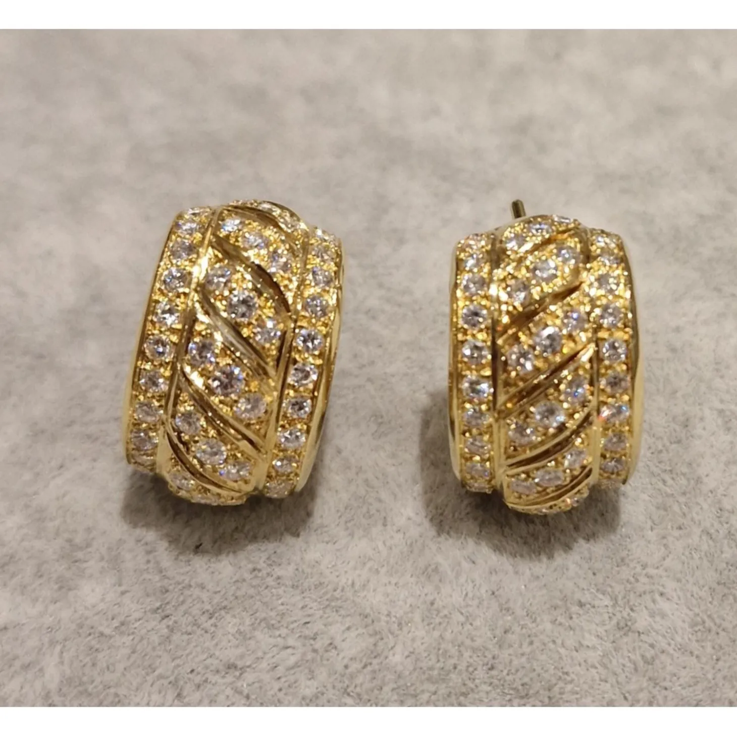 PENDIENTES Pendientes en oro amarillo y brillantes.