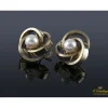 PENDIENTES Pendientes en oro amarillo con centro de perla.
