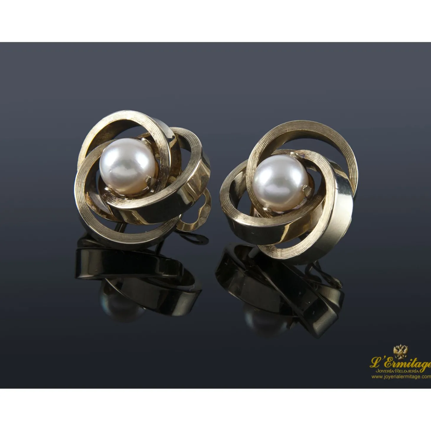 PENDIENTES Pendientes en oro amarillo con centro de perla.