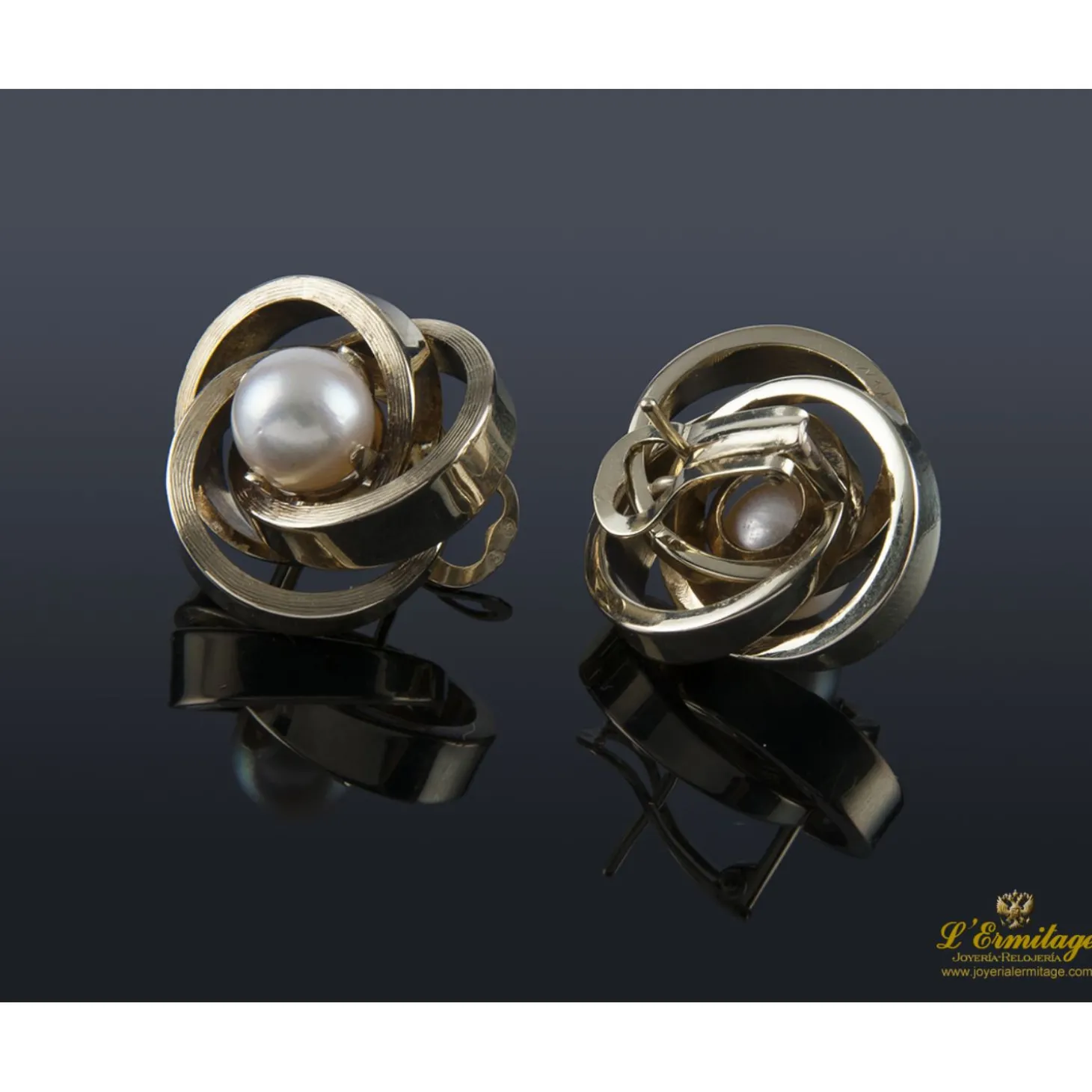 PENDIENTES Pendientes en oro amarillo con centro de perla.