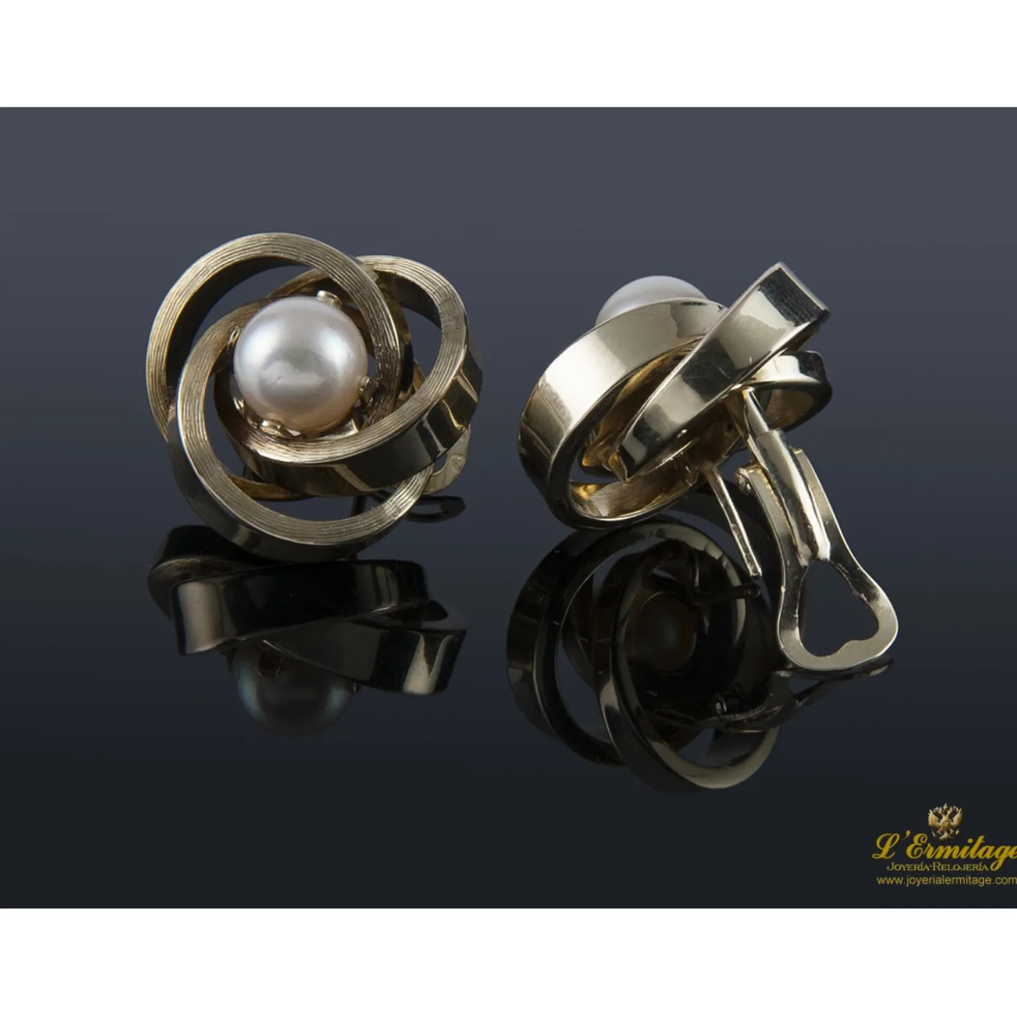 PENDIENTES Pendientes en oro amarillo con centro de perla.