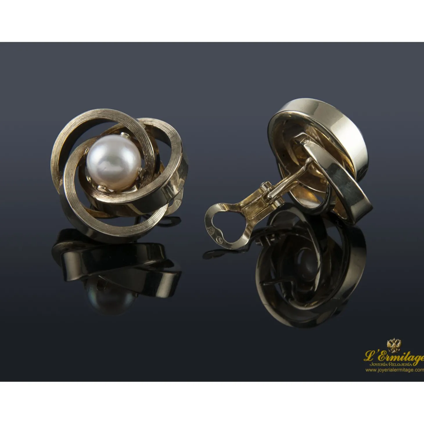 PENDIENTES Pendientes en oro amarillo con centro de perla.