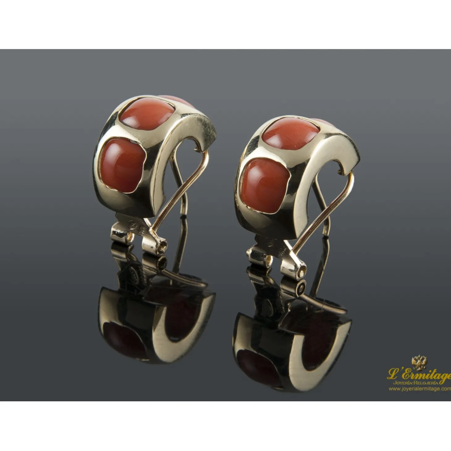 PENDIENTES Pendientes en oro amarillo con coral.