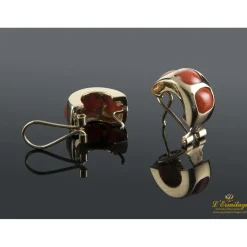 PENDIENTES Pendientes en oro amarillo con coral.