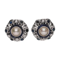 PENDIENTES Pendientes en oro blanco con perlas y zafiros.