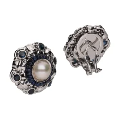 PENDIENTES Pendientes en oro blanco con perlas y zafiros.