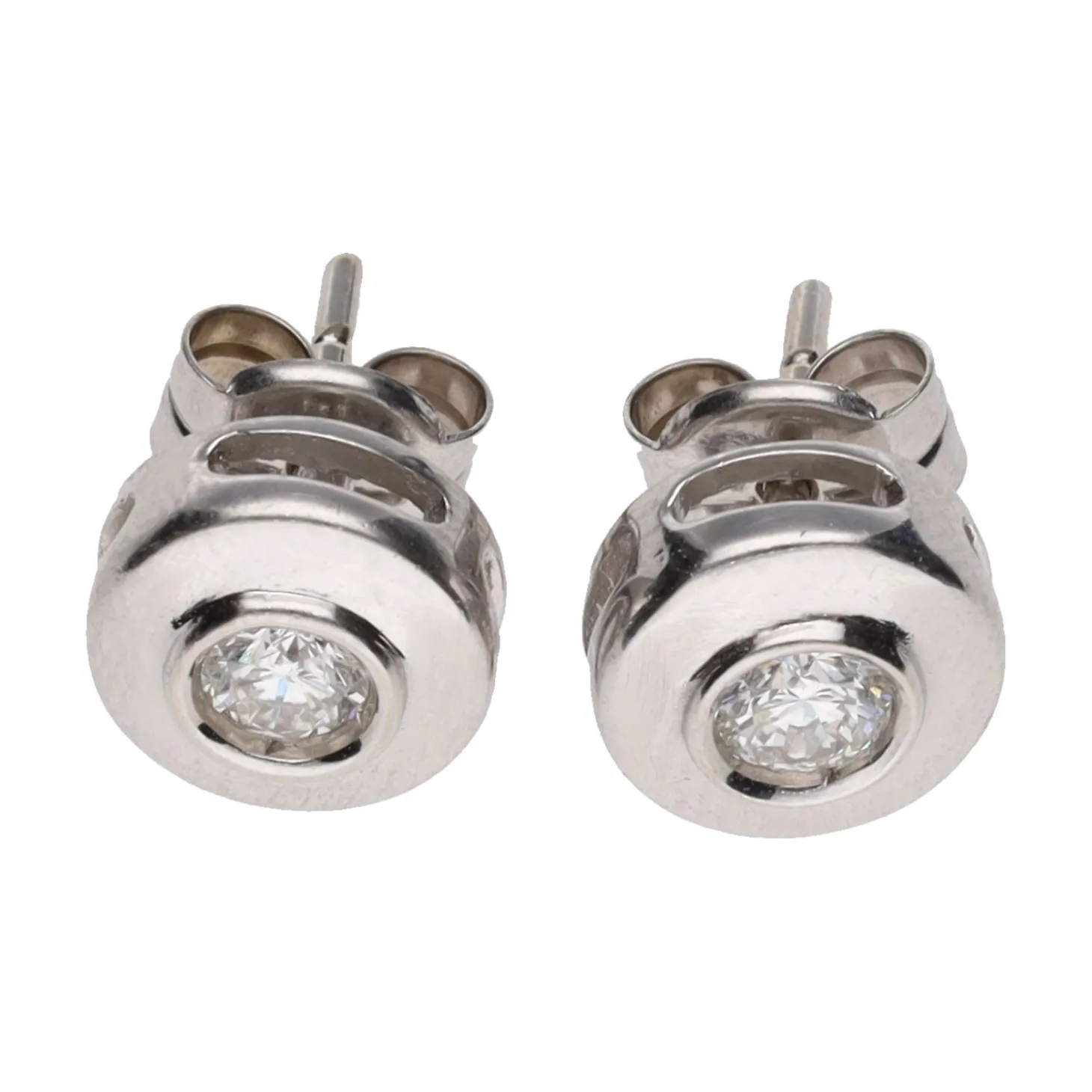 PENDIENTES Pendientes en oro blanco con brillante en chatón.