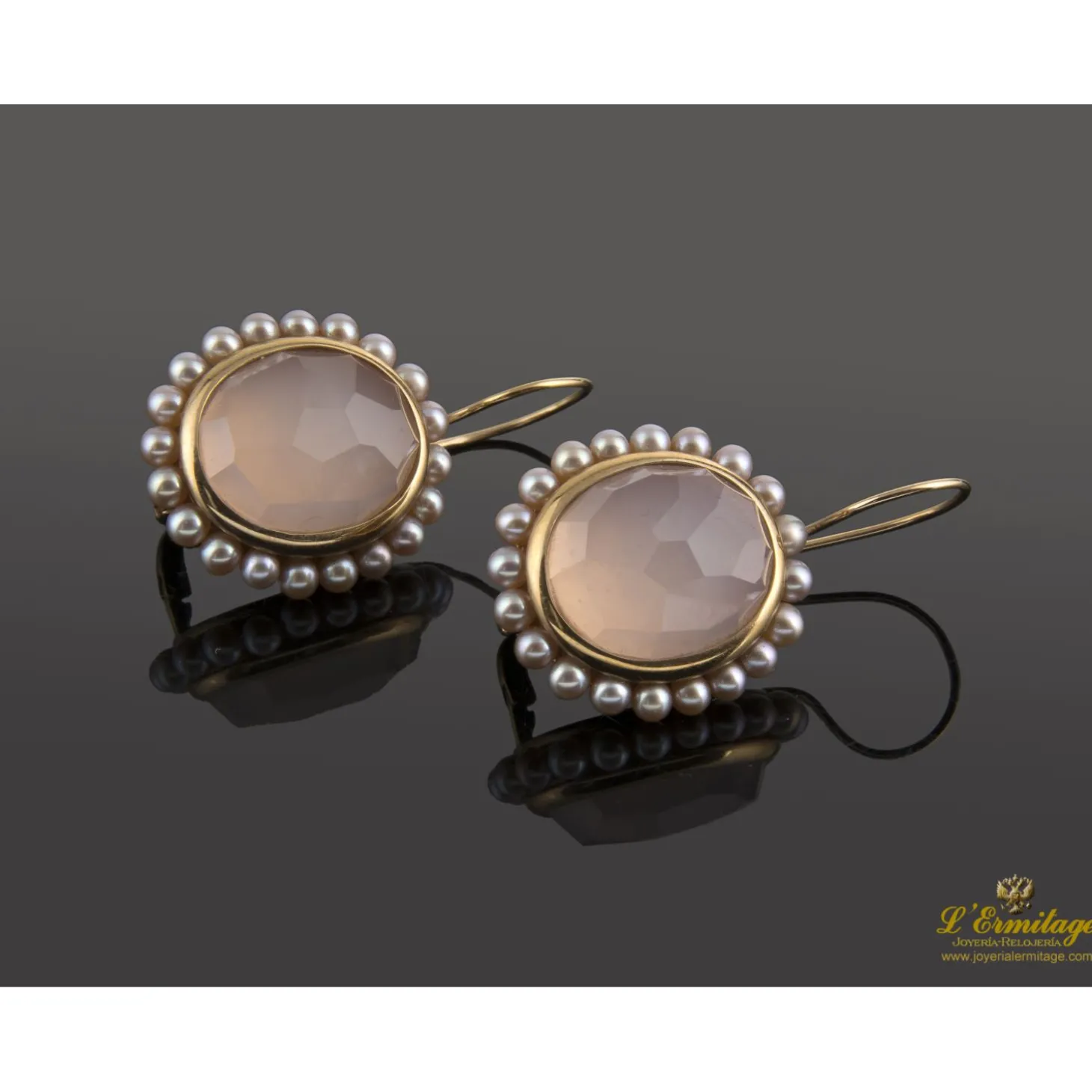 PENDIENTES Pendientes en oro amarillo con piedra semipreciosa rosa y perlas.