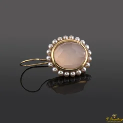PENDIENTES Pendientes en oro amarillo con piedra semipreciosa rosa y perlas.