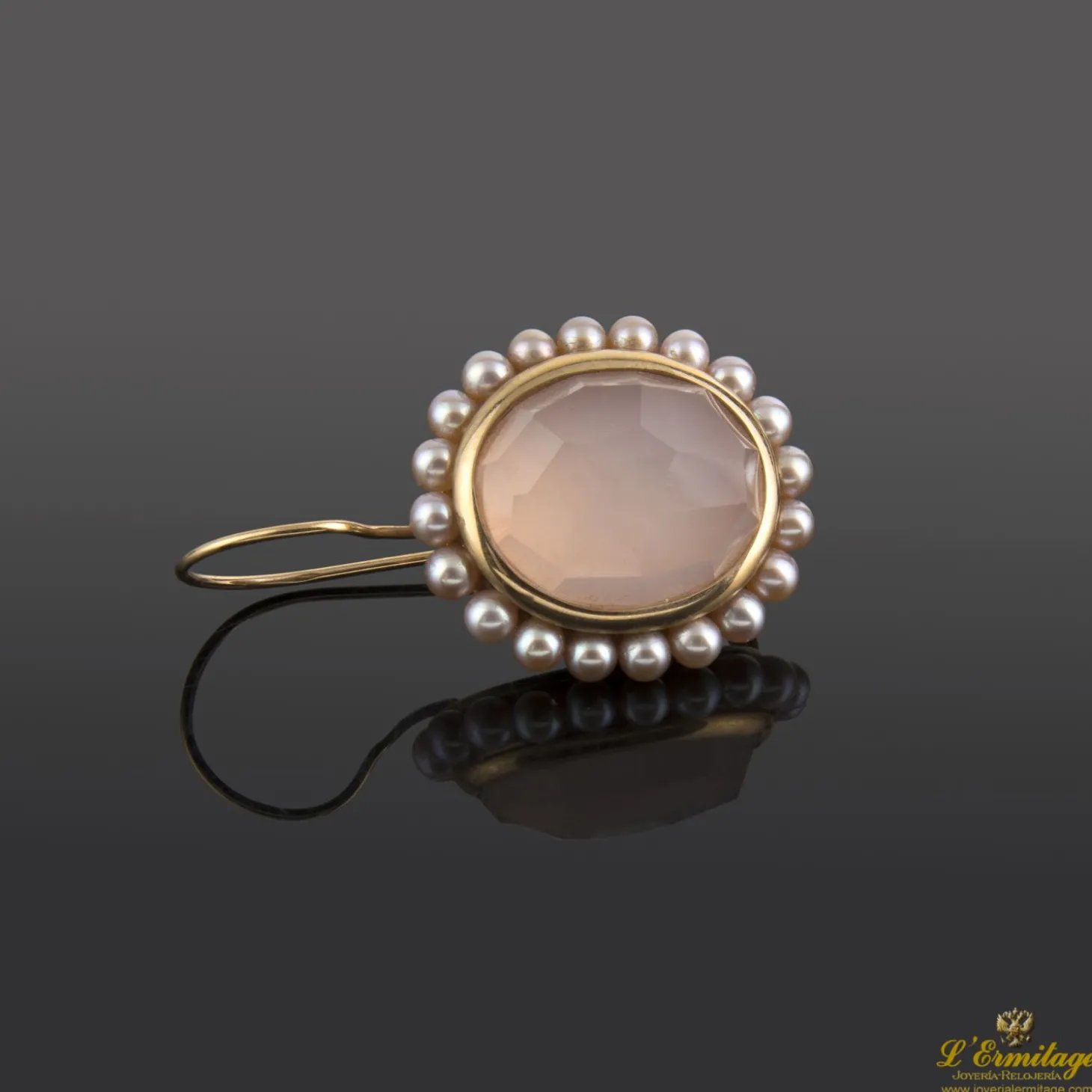 PENDIENTES Pendientes en oro amarillo con piedra semipreciosa rosa y perlas.
