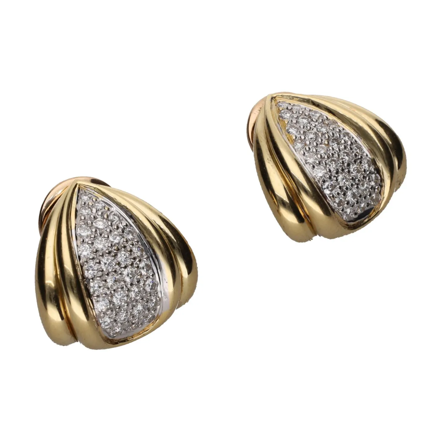 PENDIENTES Pendientes en oro amarillo con cuajado de brillantes.