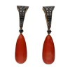 PENDIENTES Pendientes firmados por suarez en oro amarillo con coral y diamantes negros.