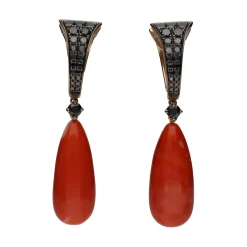 PENDIENTES Pendientes firmados por suarez en oro amarillo con coral y diamantes negros.