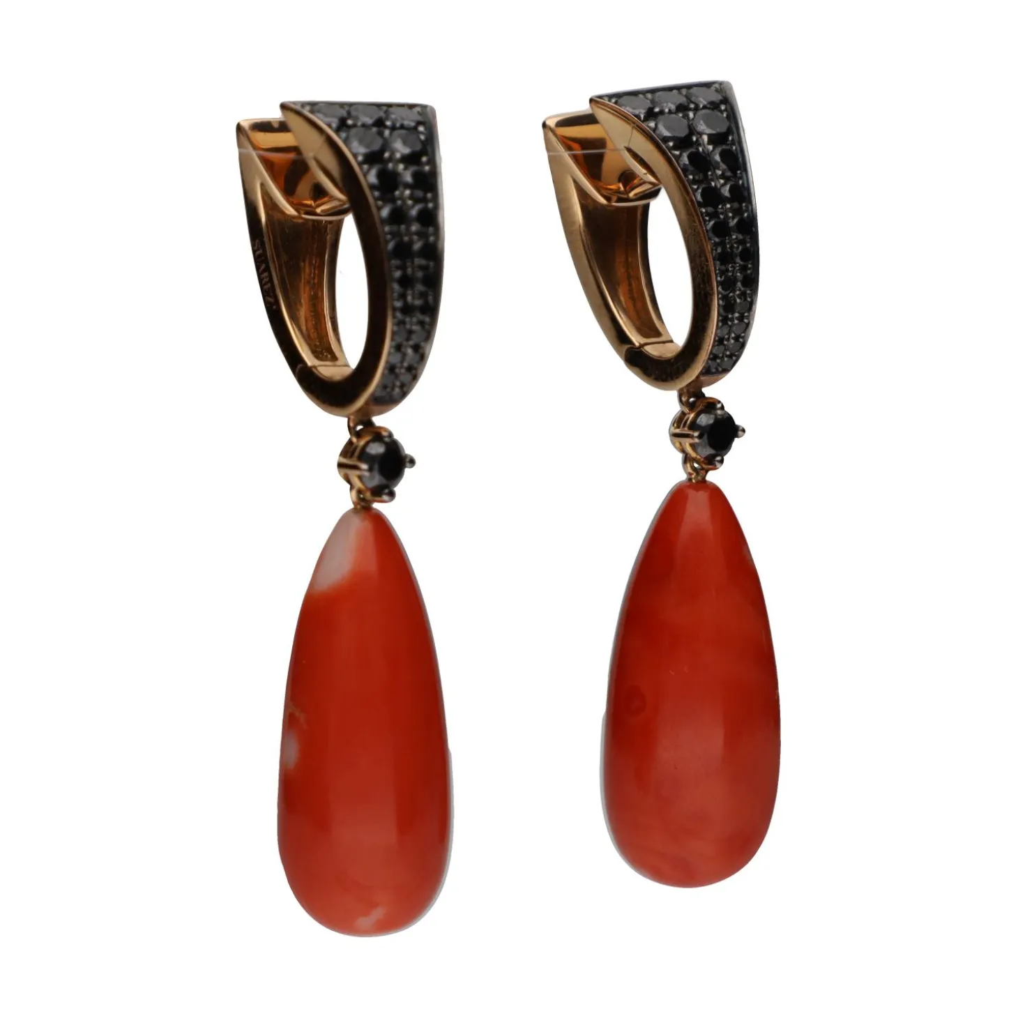 PENDIENTES Pendientes firmados por suarez en oro amarillo con coral y diamantes negros.