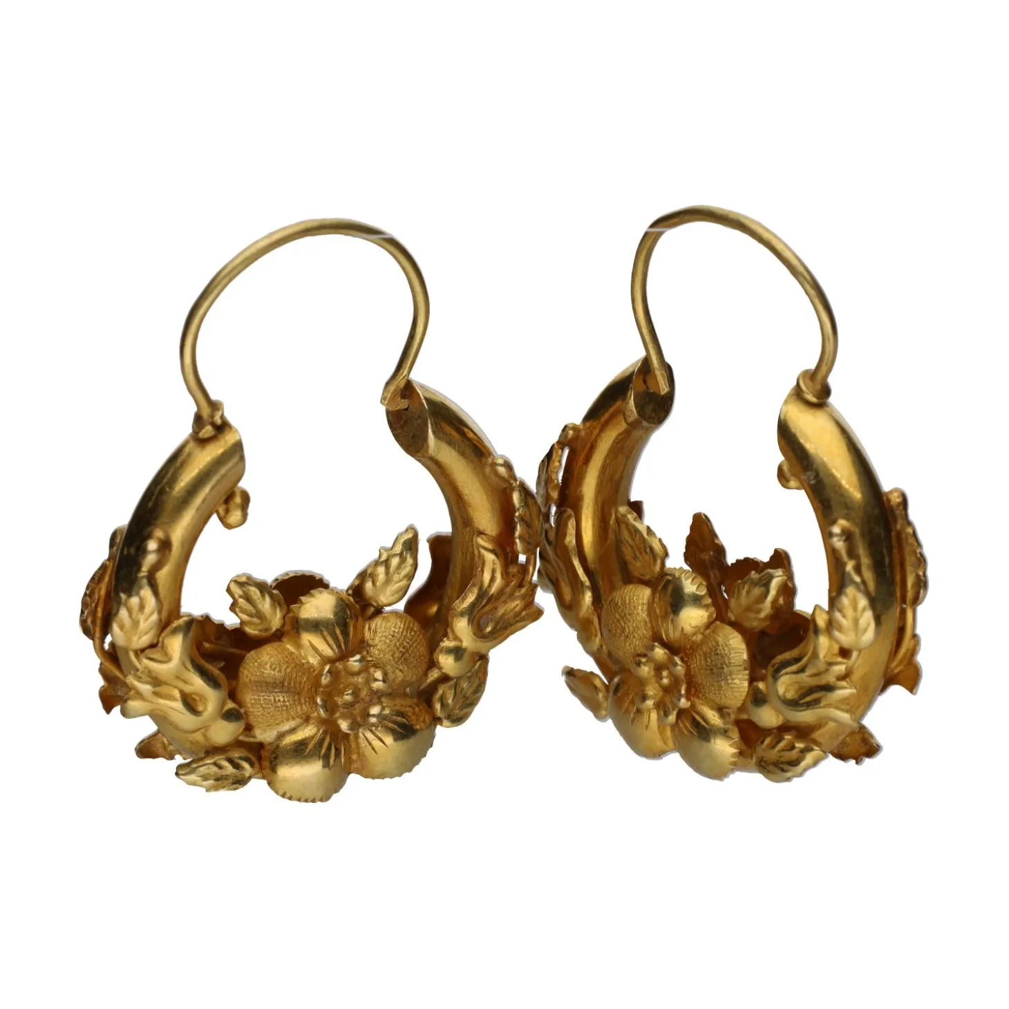 PENDIENTES Pendientes florares en oro amarillo.
