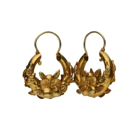 PENDIENTES Pendientes florares en oro amarillo.
