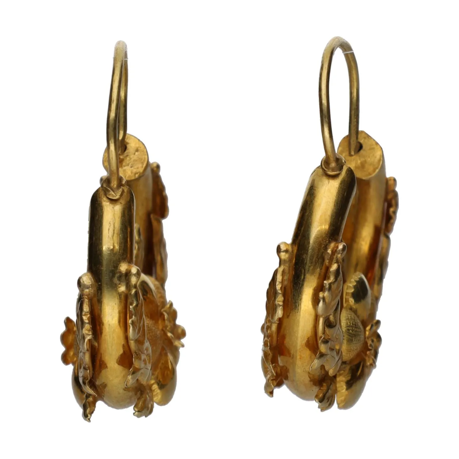 PENDIENTES Pendientes florares en oro amarillo.
