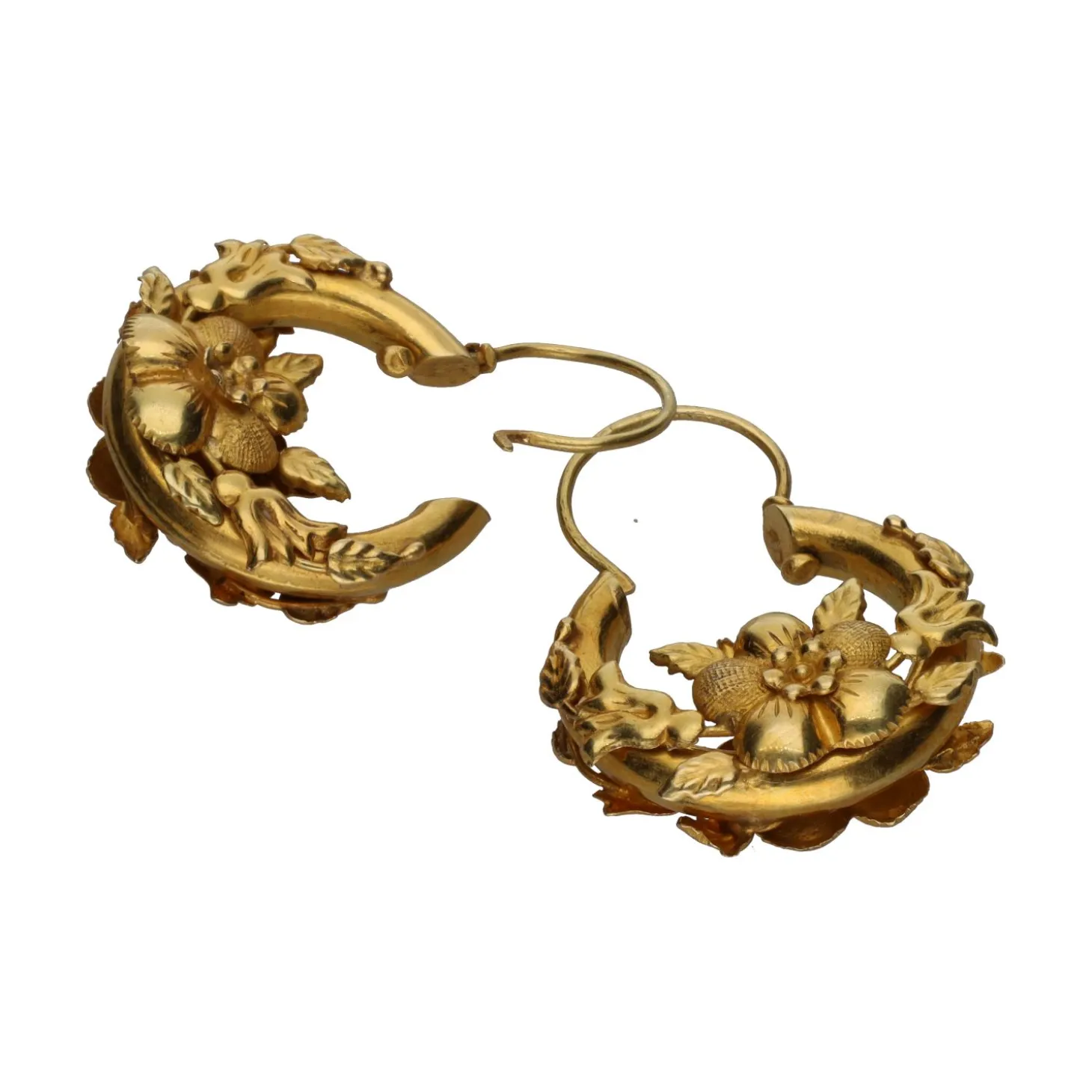 PENDIENTES Pendientes florares en oro amarillo.
