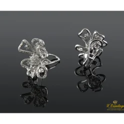 PENDIENTES Pendientes flor oro blanco y diamantes.