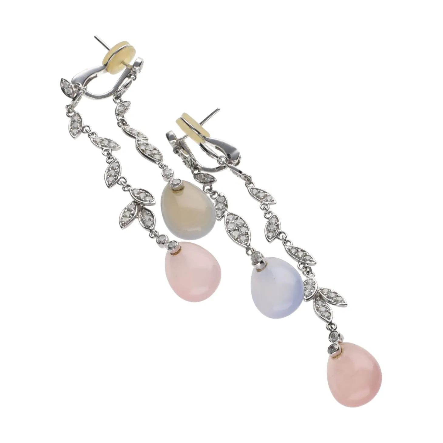 PENDIENTES Pendientes largos en oro blanco con piedras luna y brillantes.