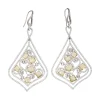 PENDIENTES Pendientes largos en oro blanco con diamantes blancos y amarillos.