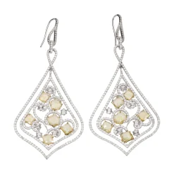 PENDIENTES Pendientes largos en oro blanco con diamantes blancos y amarillos.