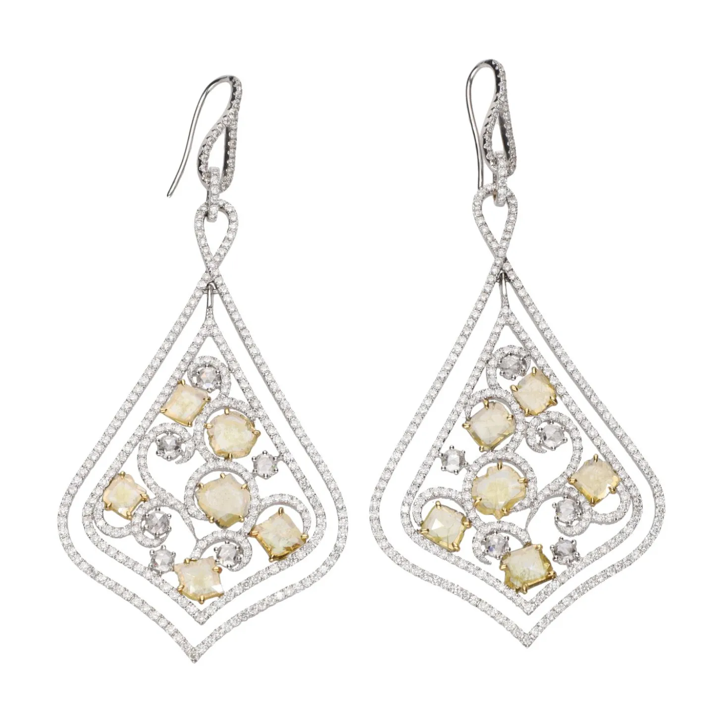 PENDIENTES Pendientes largos en oro blanco con diamantes blancos y amarillos.