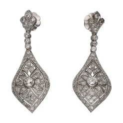 PENDIENTES Pendientes largos en oro blanco y brillantes.