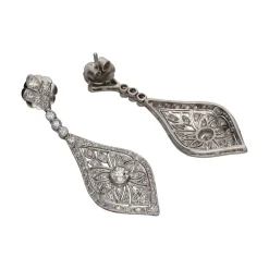 PENDIENTES Pendientes largos en oro blanco y brillantes.