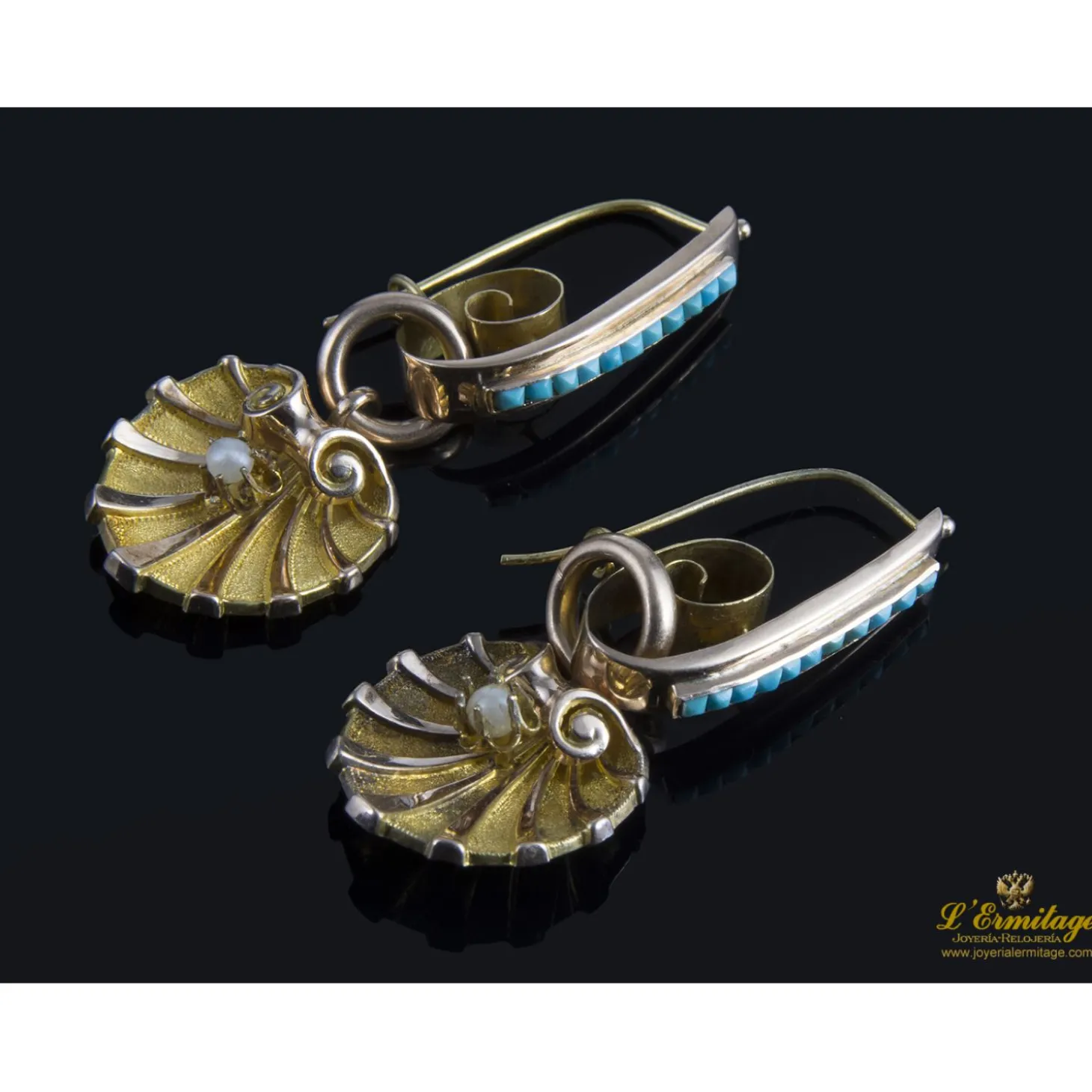 PENDIENTES Pendientes largos vintage con aljofar y turquezas montados en oro amarillo.
