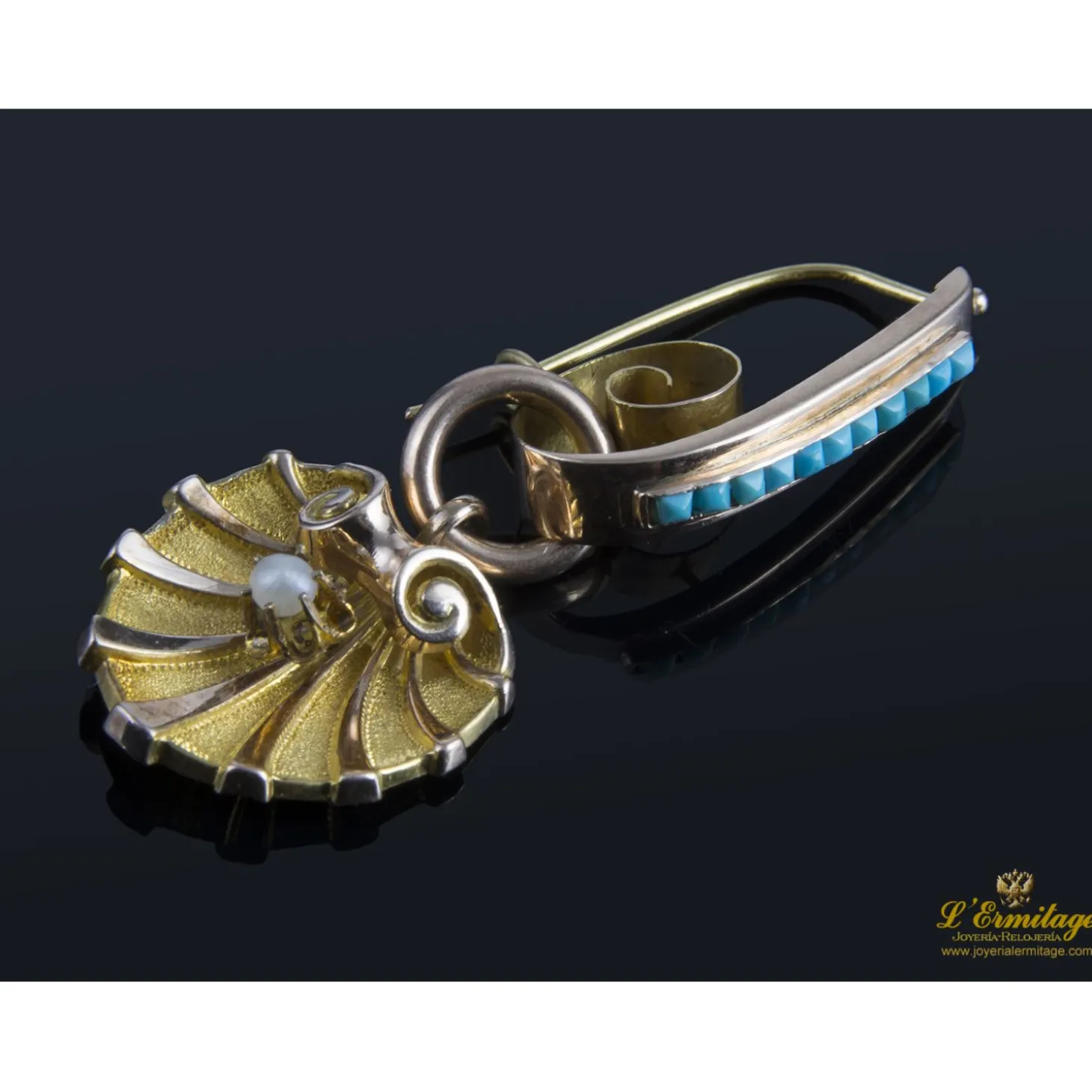 PENDIENTES Pendientes largos vintage con aljofar y turquezas montados en oro amarillo.