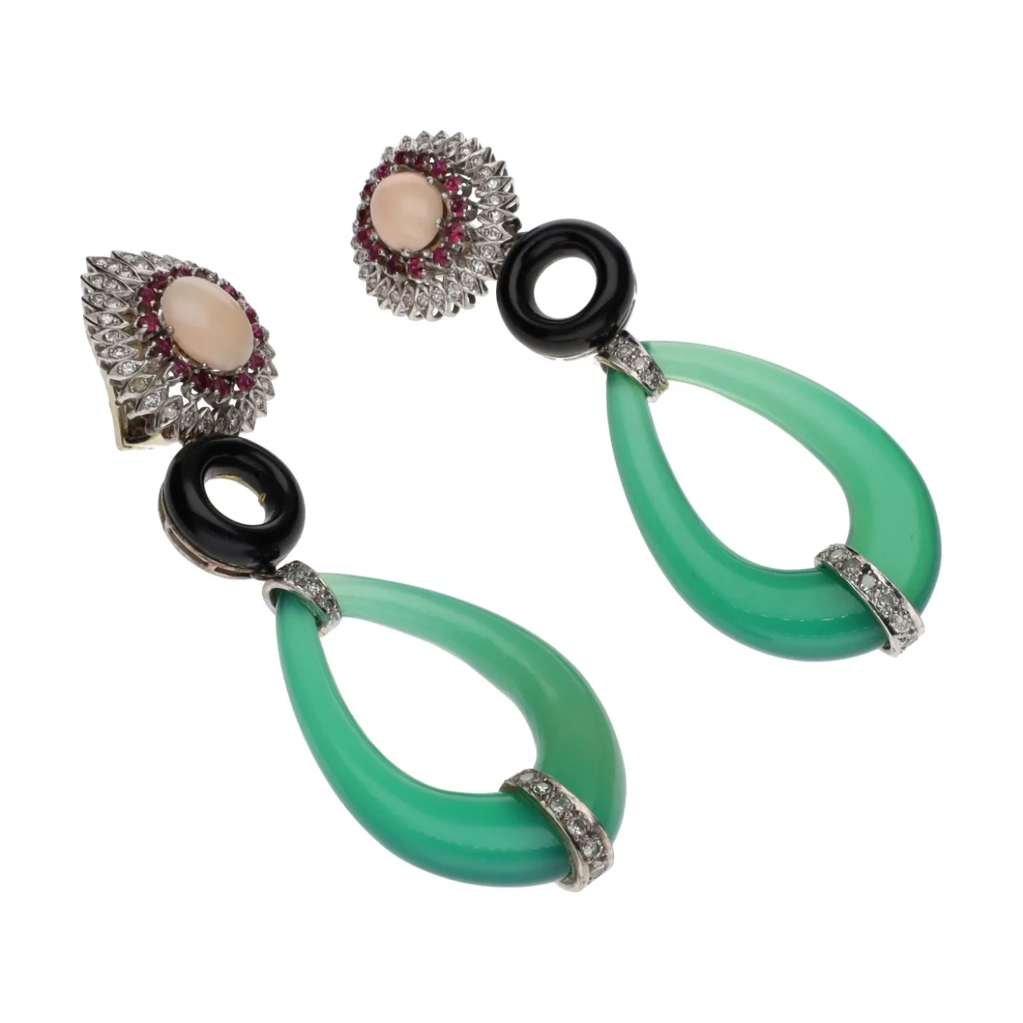 PENDIENTES Pendientes largos en oro blanco con coral, rubíes, jade, ónix y diamantes.