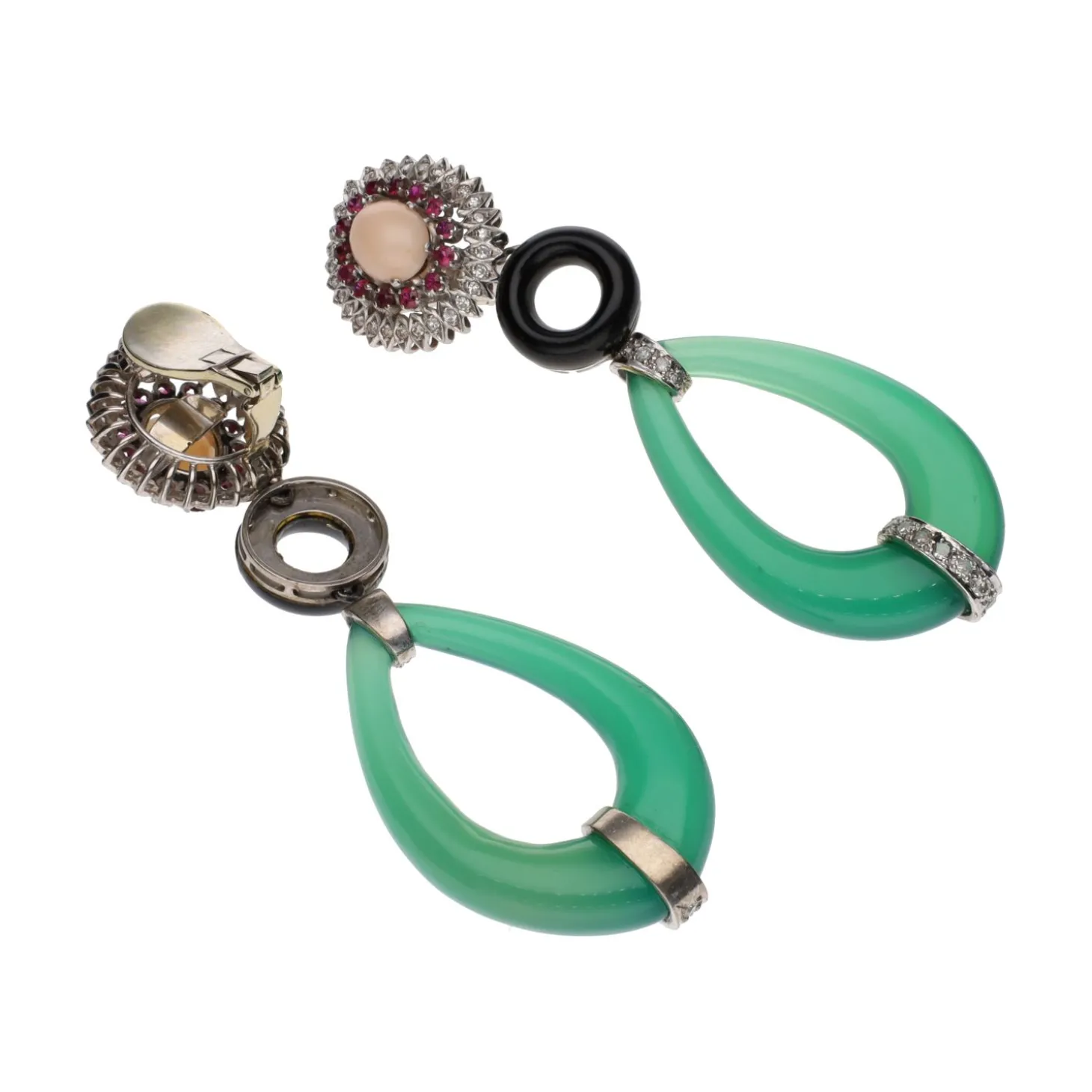 PENDIENTES Pendientes largos en oro blanco con coral, rubíes, jade, ónix y diamantes.