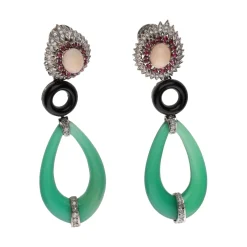 PENDIENTES Pendientes largos en oro blanco con coral, rubíes, jade, ónix y diamantes.