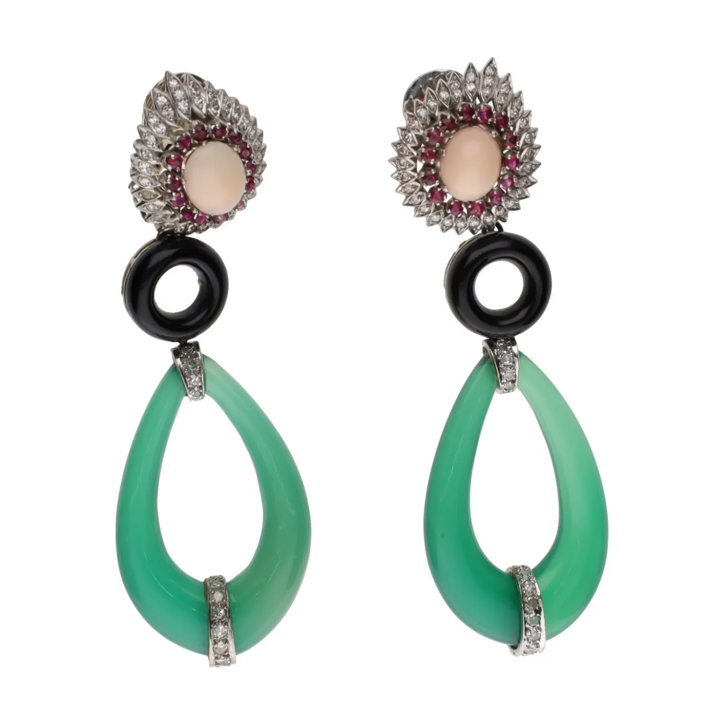 PENDIENTES Pendientes largos en oro blanco con coral, rubíes, jade, ónix y diamantes.