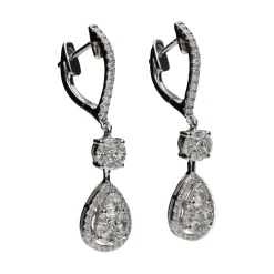 PENDIENTES Pendientes largos en oro blanco con diamantes.