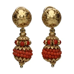 PENDIENTES Pendientes largos realizados en oro amarillo y coral.