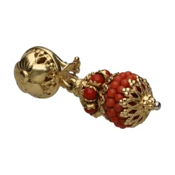 PENDIENTES Pendientes largos realizados en oro amarillo y coral.