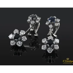 PENDIENTES Pendientes largos con doble roseta de zafrios y brillantes, montados en oro blanco.